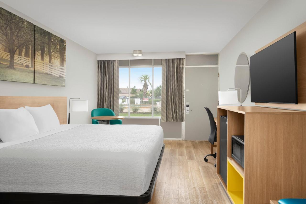 King Room - Ground Floor/Non-Smoking at Days Inn by Wyndham Lake City I-75