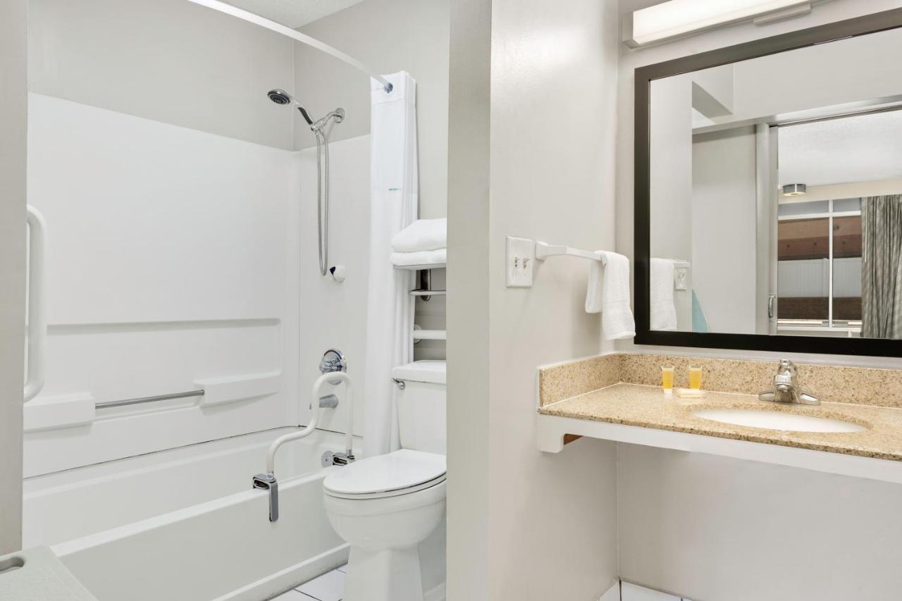King Room with Bath Tub -Mobility/Hearing Accessible/Non-Smoking at Days Inn by Wyndham Lake City I-75