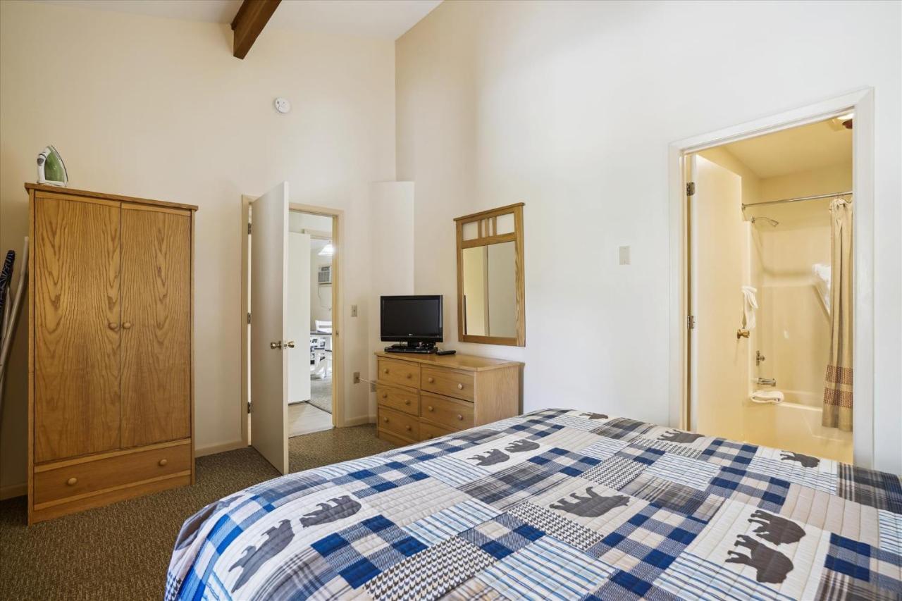  | Deluxe Two Bedroom Suite on the 2nd floor with outdoor heated pool 20304