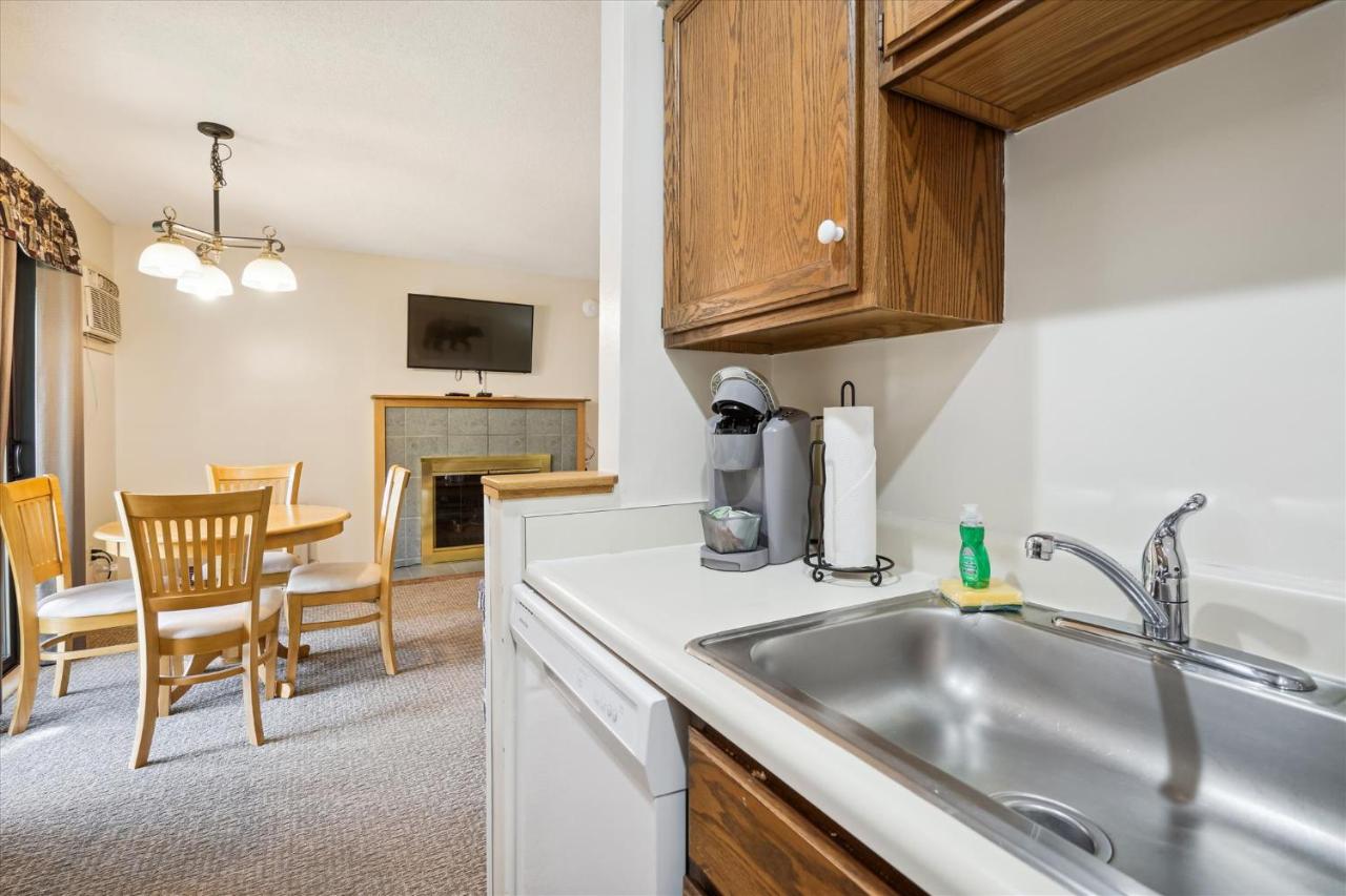 | Deluxe Two Bedroom Suite on the 1st floor with outdoor heated pool 10102