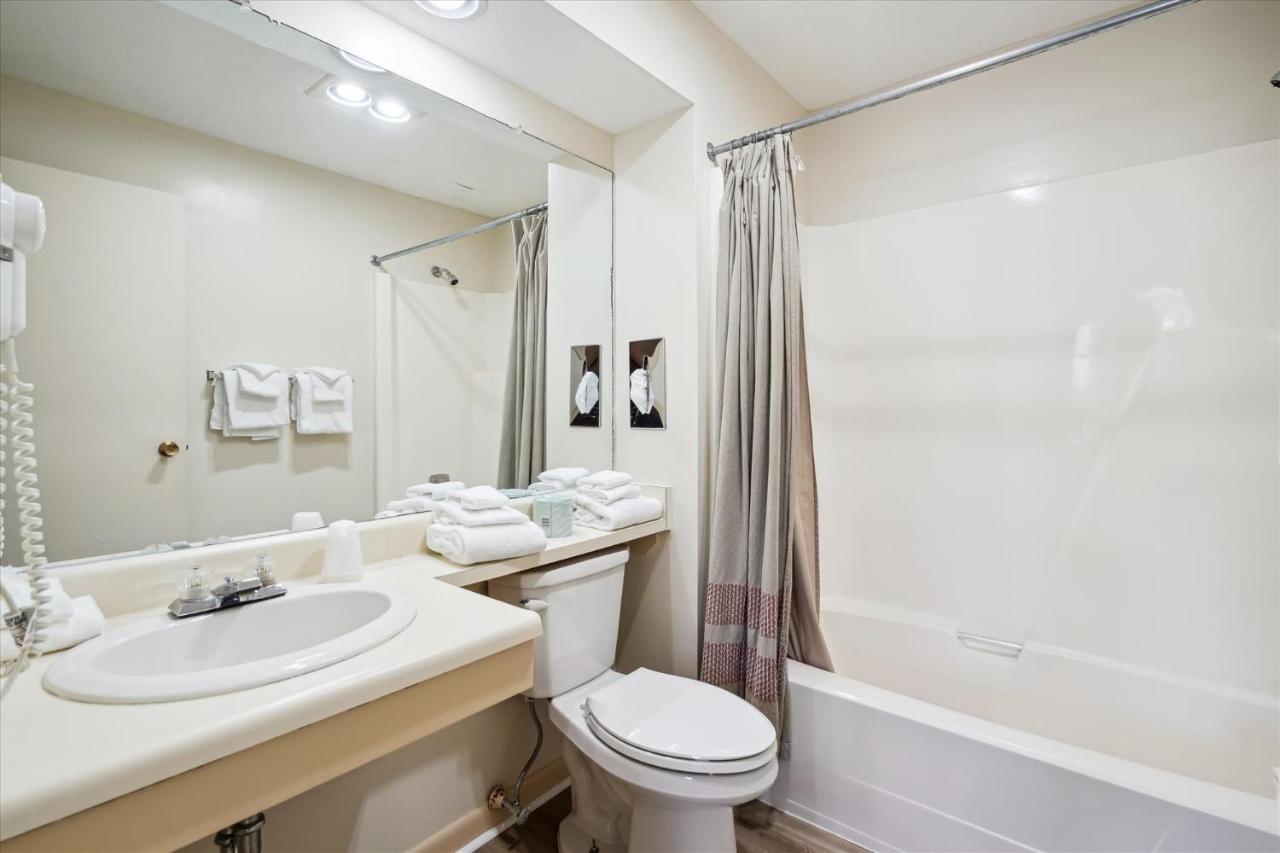 | Deluxe Two Bedroom Suite on the 1st floor with outdoor heated pool 10102