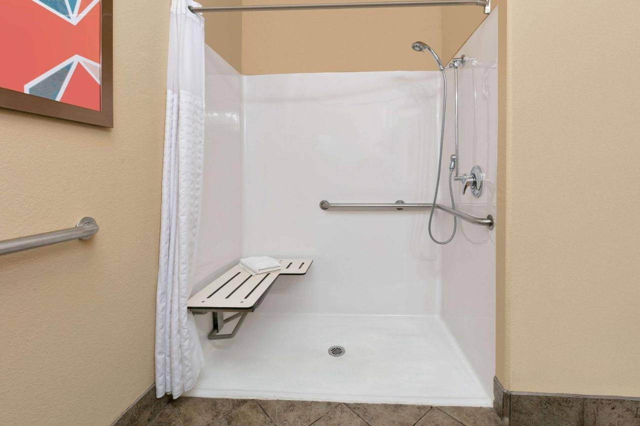 King Suite - Disability Access/Non-Smoking at Comfort Suites Arlington - Entertainment District