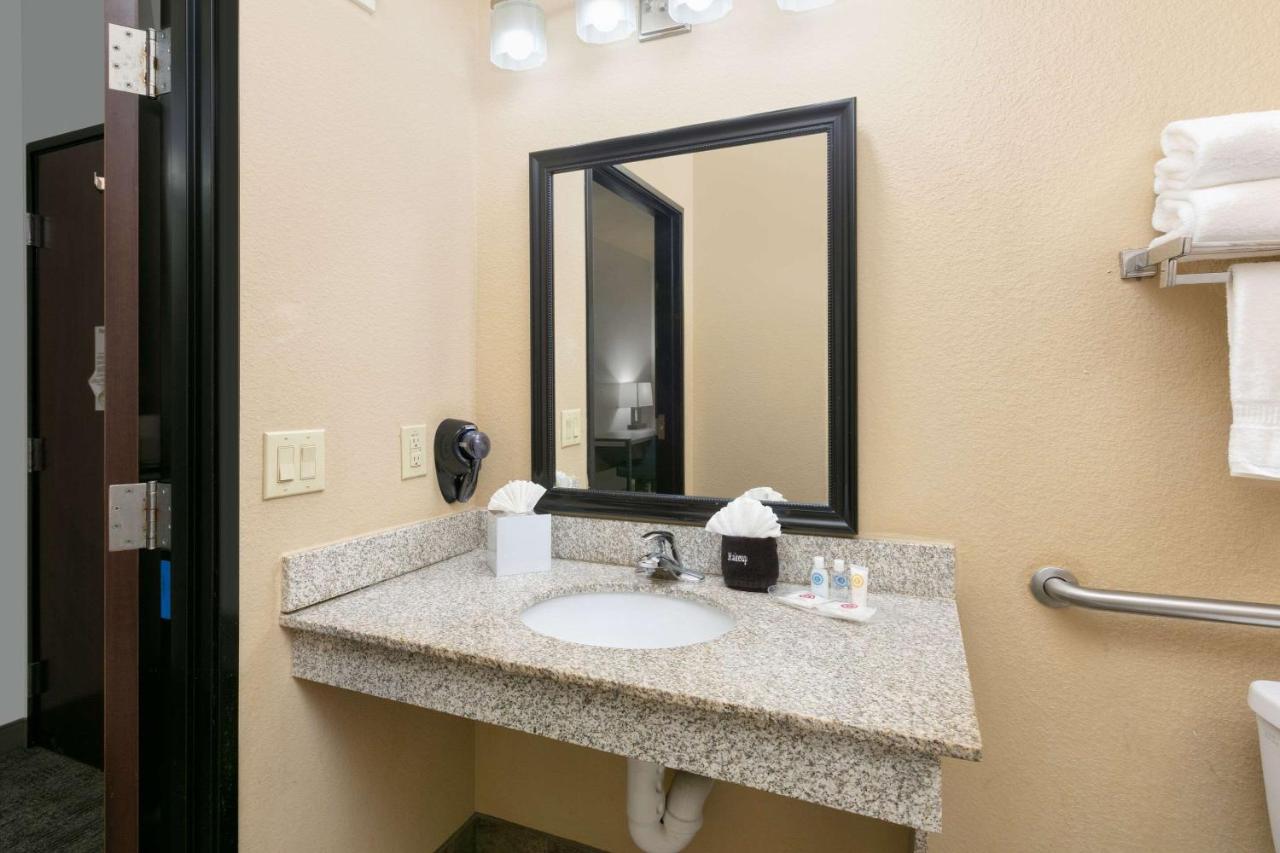Queen Suite with Two Queen Beds - Disability Access at Comfort Suites Arlington - Entertainment District