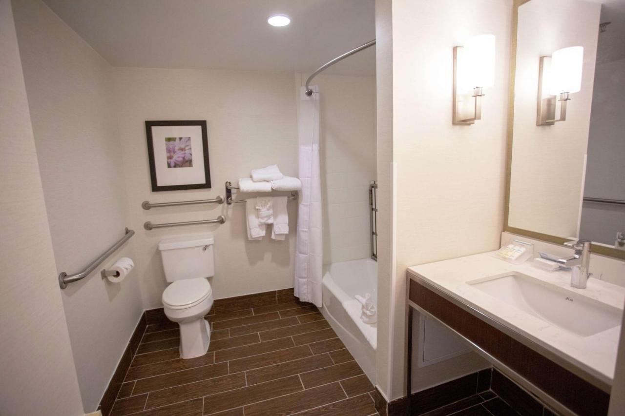 Junior King Suite with Bath Tub - Mobility Access/Non-Smoking at Hilton Garden Inn Temple Medical Center