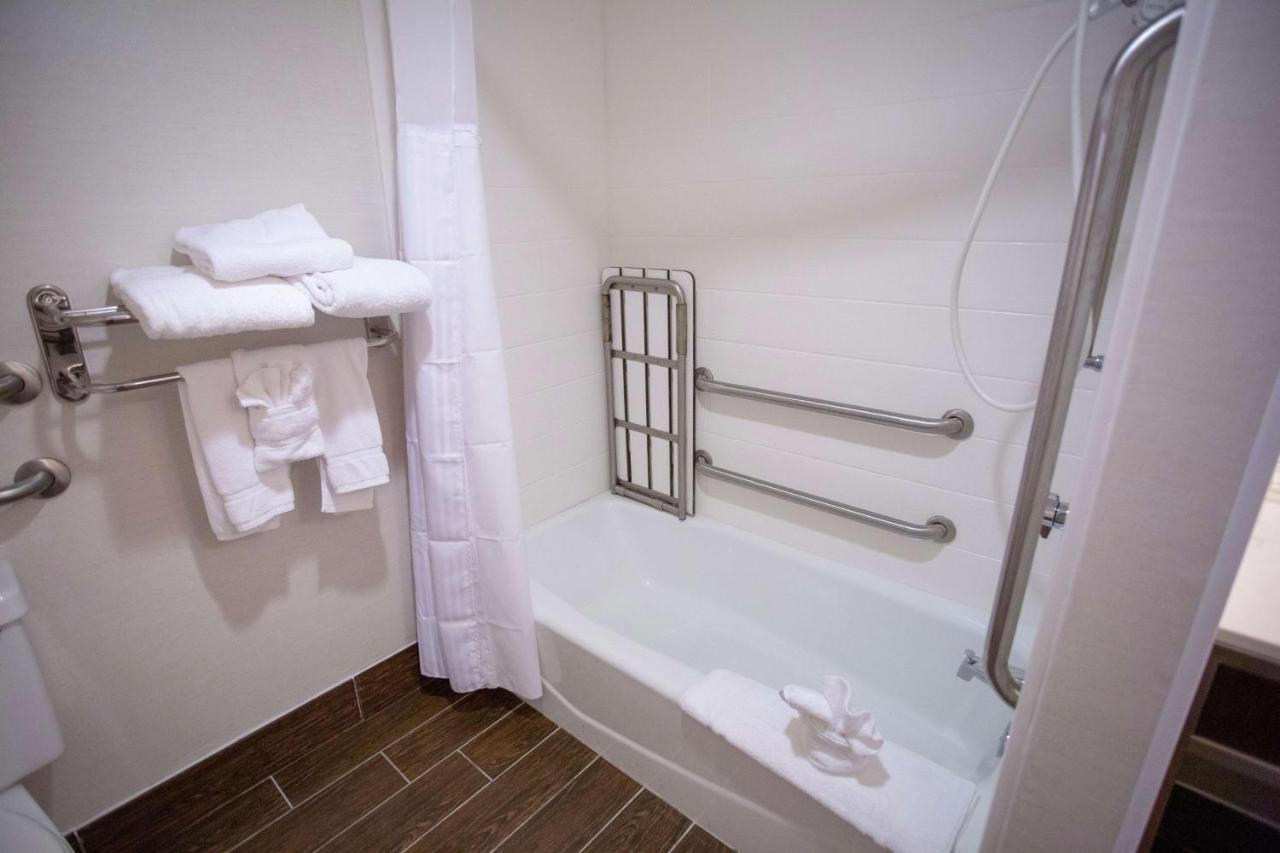 Junior King Suite with Bath Tub - Mobility Access/Non-Smoking at Hilton Garden Inn Temple Medical Center