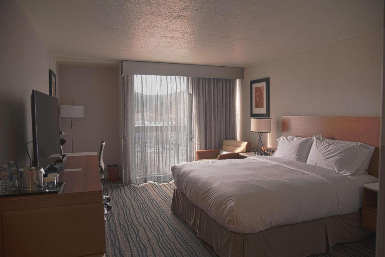 King Room - Mobility Accessible with Tub at DoubleTree by Hilton Helena Downtown