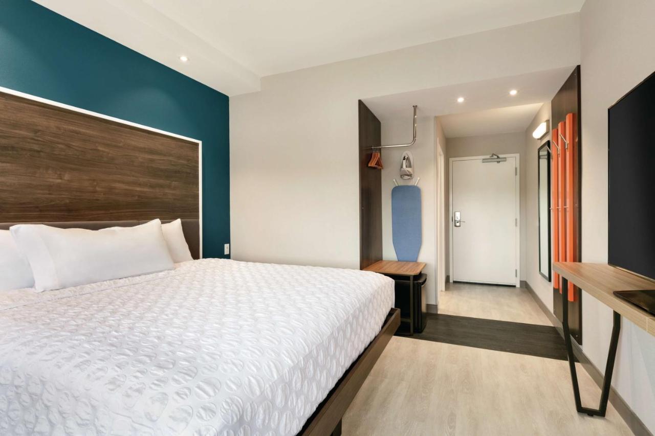 King Room at Tru by Hilton Charlotte Ayrsley