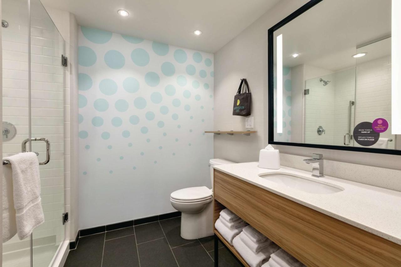 King Room at Tru by Hilton Charlotte Ayrsley