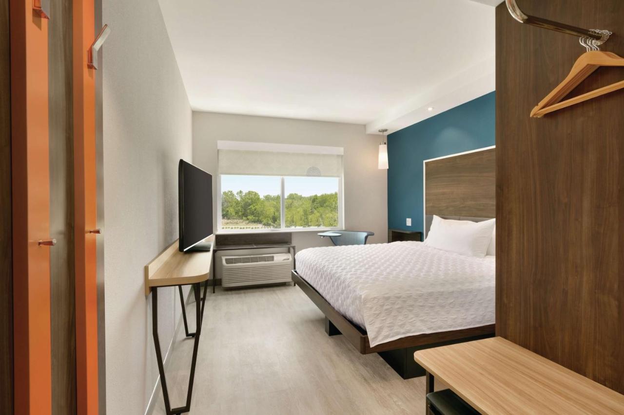 King Room at Tru by Hilton Charlotte Ayrsley