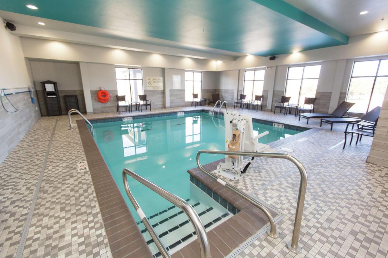 | Hampton Inn Mustang