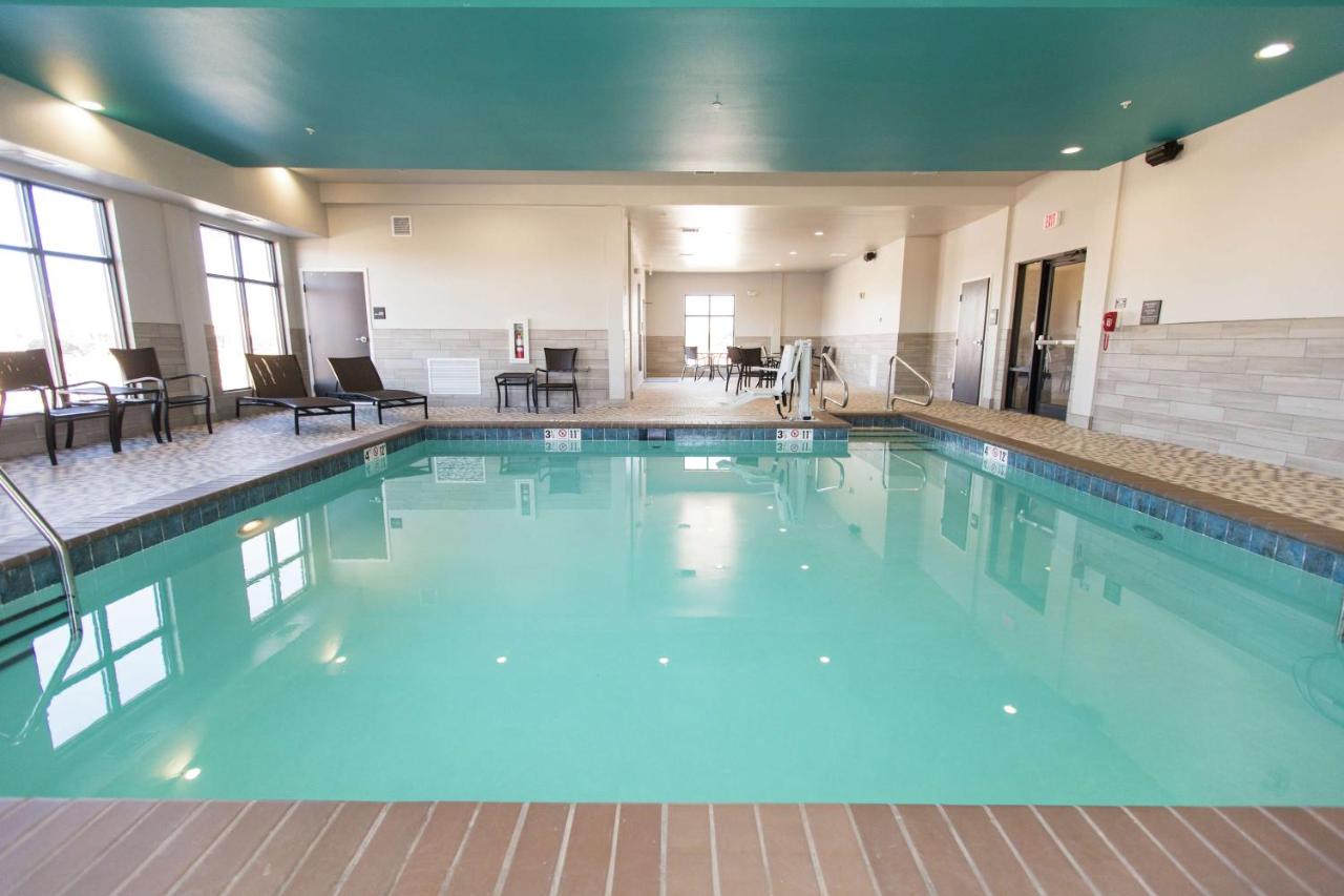 | Hampton Inn Mustang