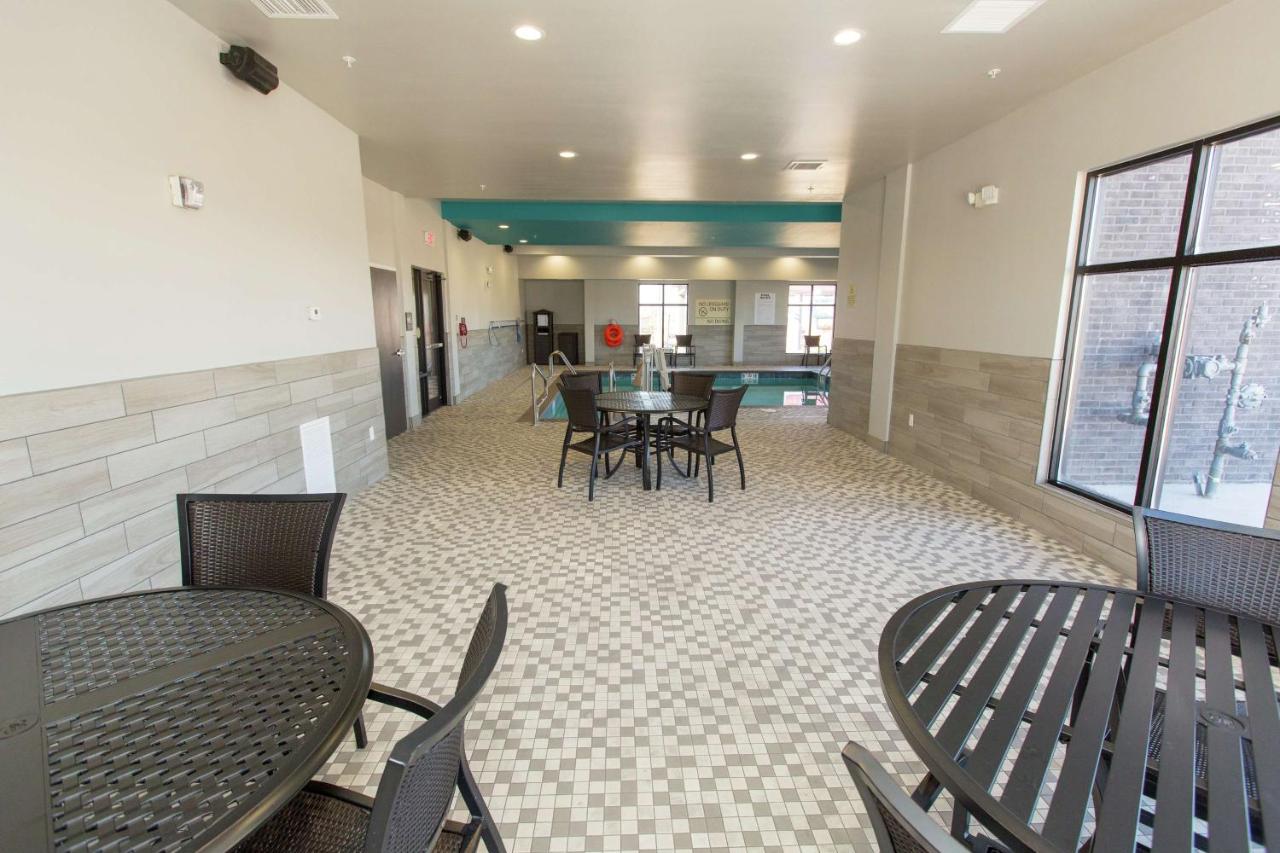 | Hampton Inn Mustang