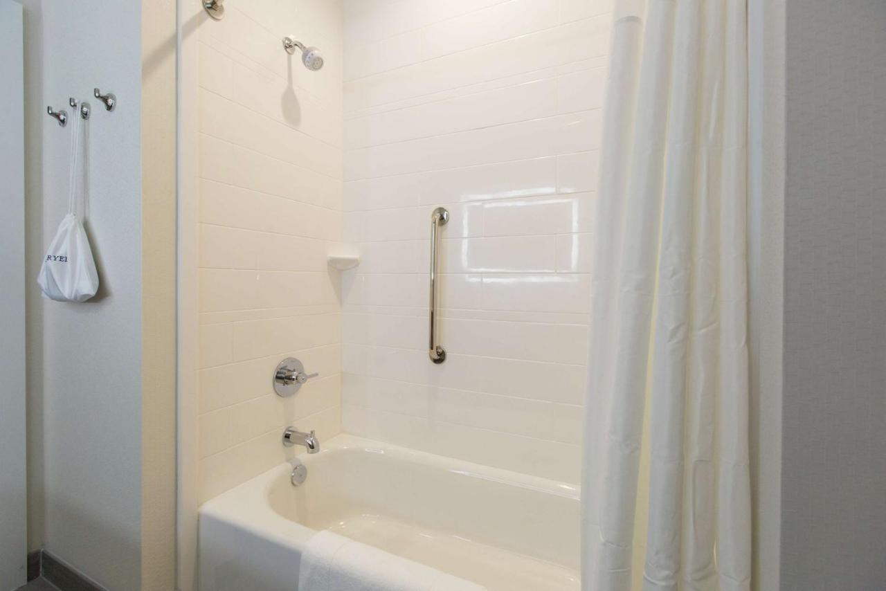 | Hampton Inn Mustang