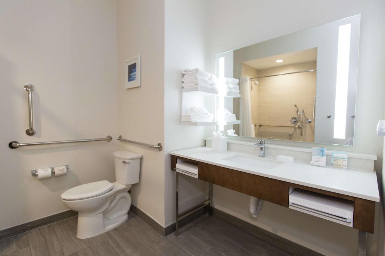 | Hampton Inn Mustang