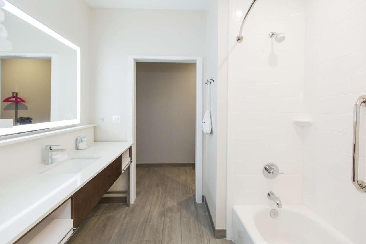 | Hampton Inn Mustang