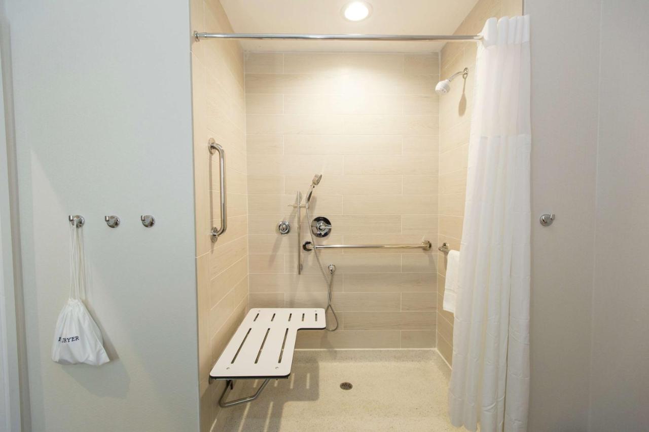 | Hampton Inn Mustang