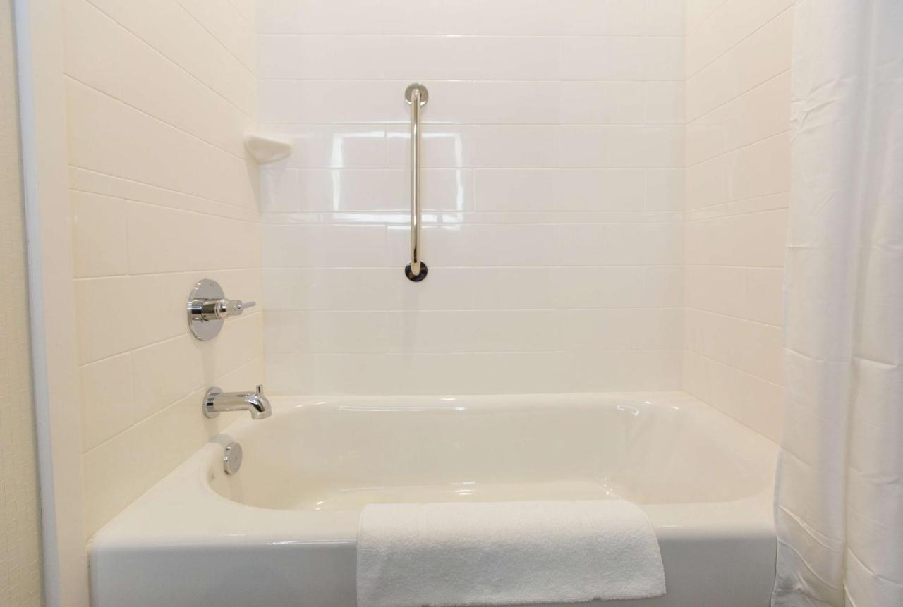 | Hampton Inn Mustang