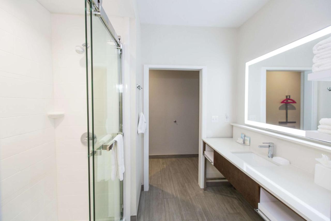 | Hampton Inn Mustang