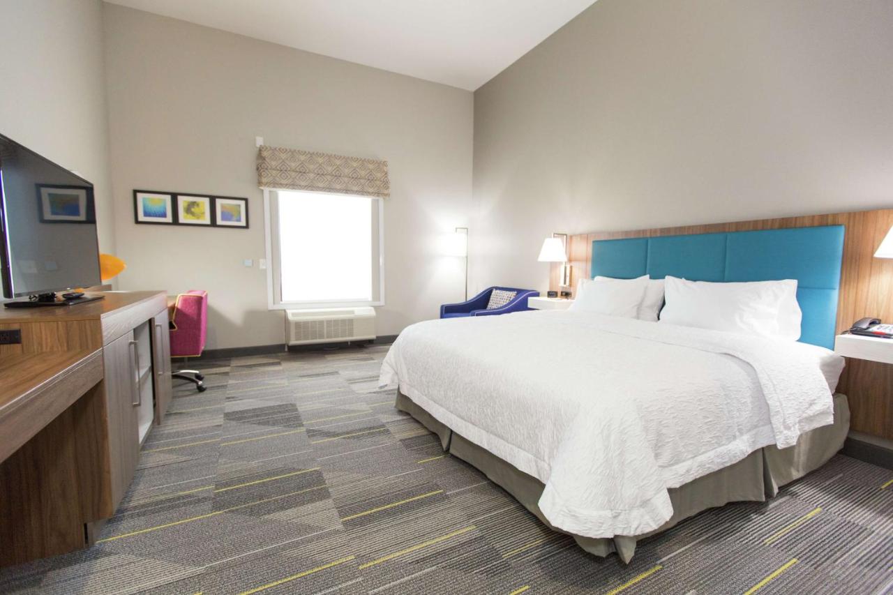 | Hampton Inn Mustang