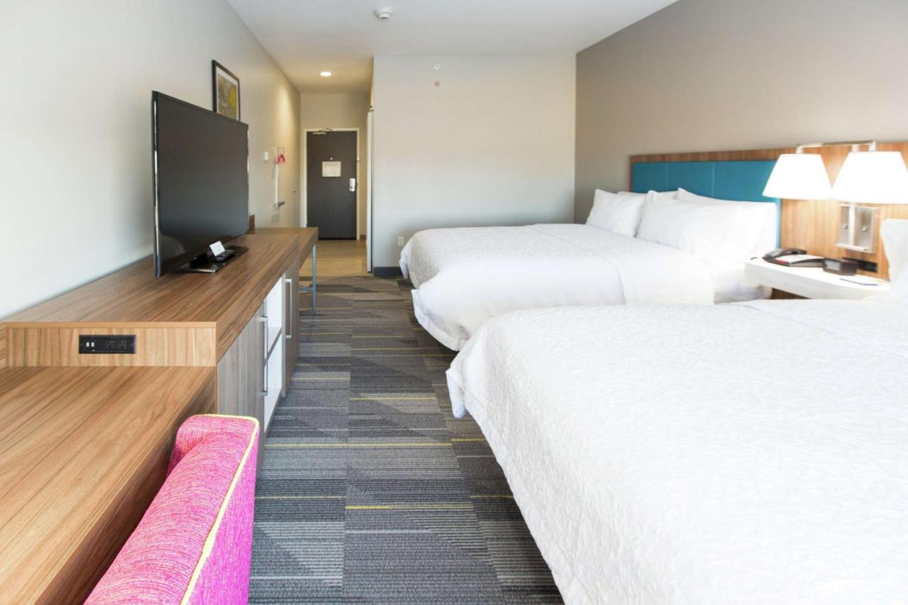 | Hampton Inn Mustang