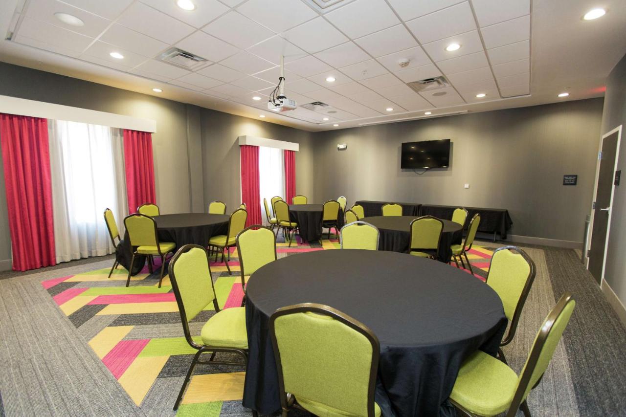 | Hampton Inn Mustang