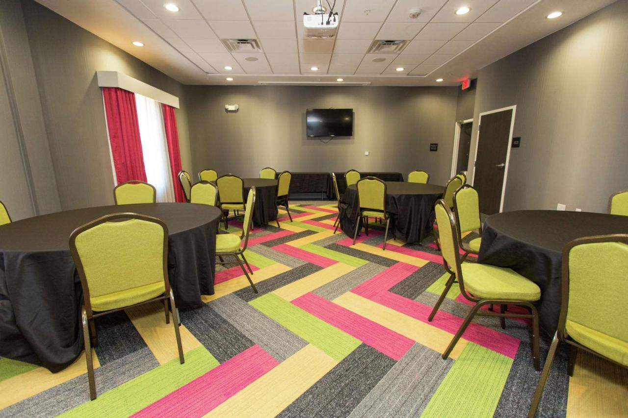 | Hampton Inn Mustang