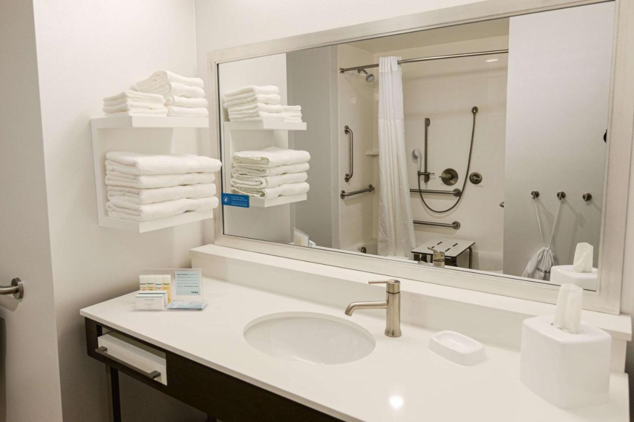 Queen Room with Bath Tub - Mobility Accessible/Non-Smoking at Hampton Inn & Suites Lenoir