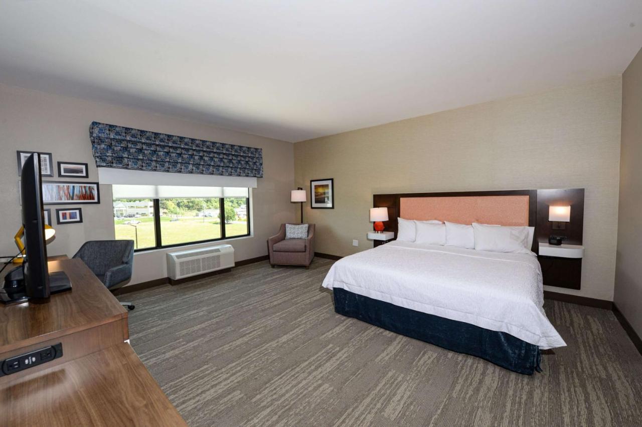King Room at Hampton Inn & Suites Lenoir