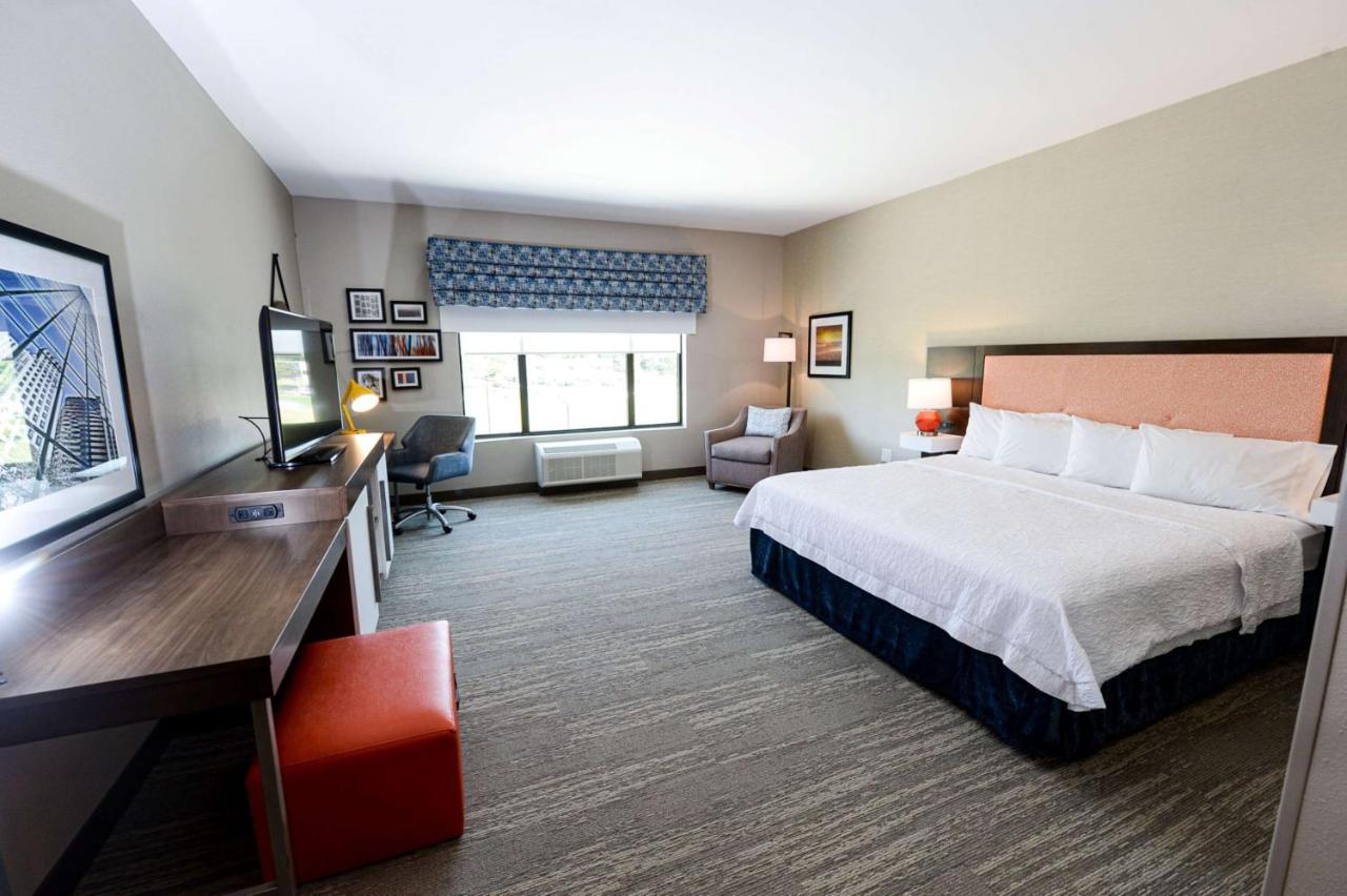 King Room at Hampton Inn & Suites Lenoir