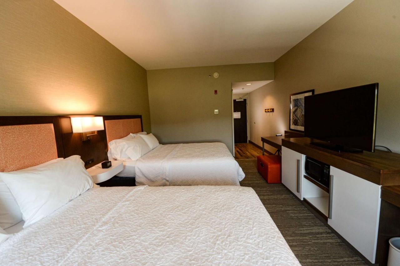 Queen Room with Bath Tub - Mobility Accessible/Non-Smoking at Hampton Inn & Suites Lenoir