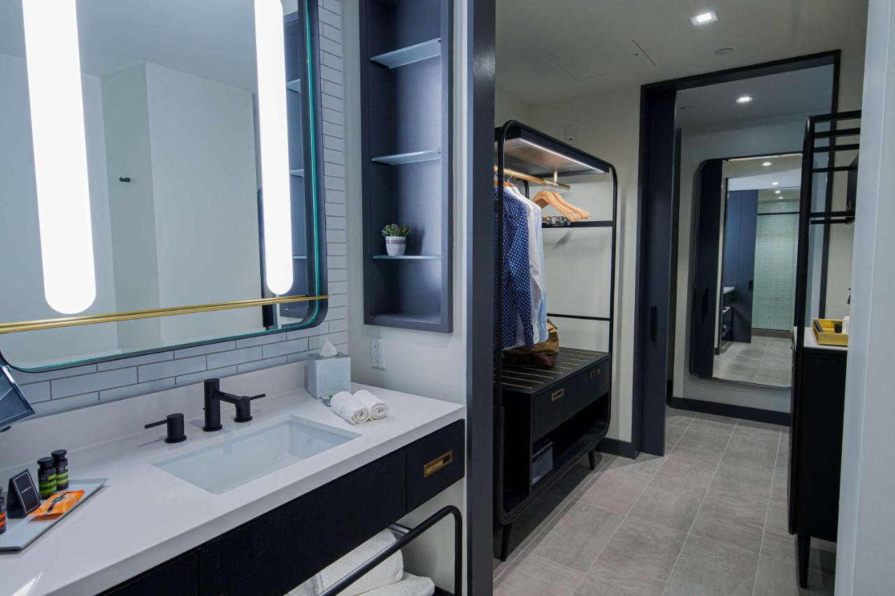 Deluxe King Room at Canopy by Hilton Jersey City Arts District