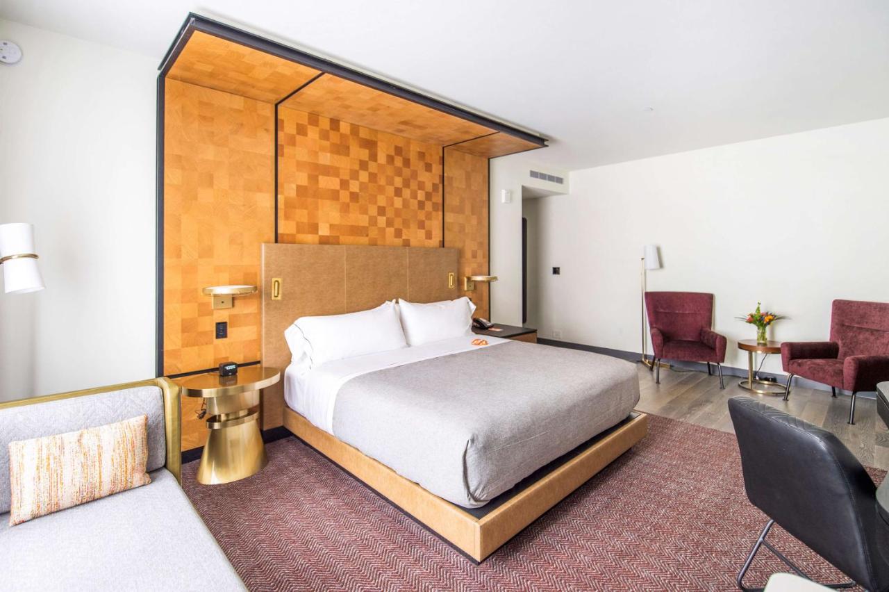 Deluxe King Room at Canopy by Hilton Jersey City Arts District