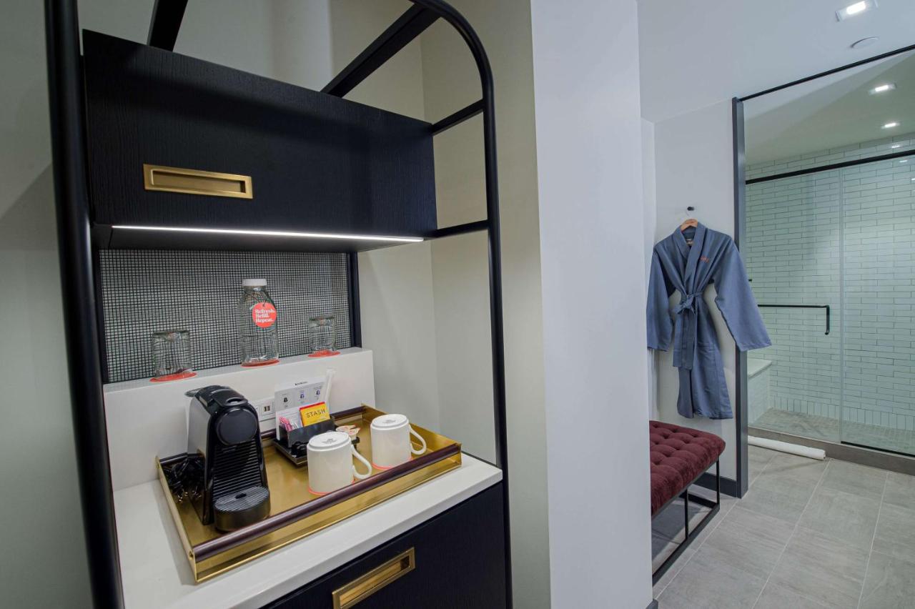 Deluxe King Room at Canopy by Hilton Jersey City Arts District