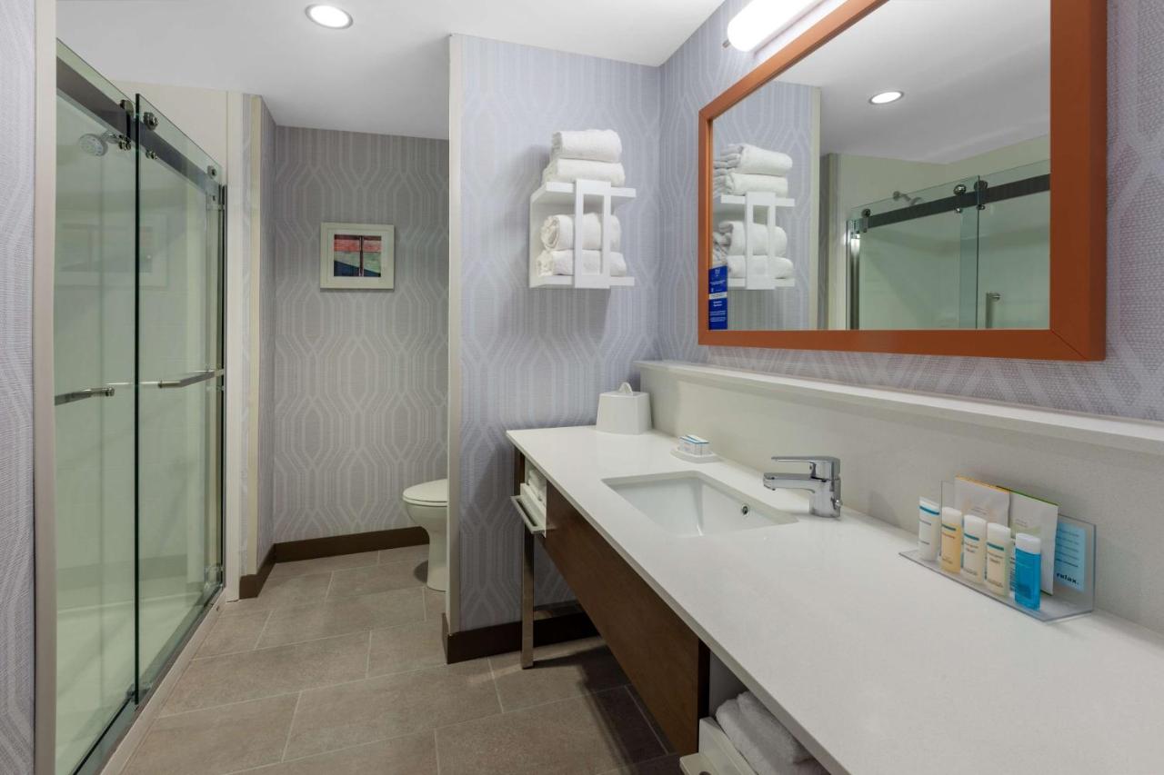 King Room at Hampton Inn & Suites Bloomfield Hills Detroit