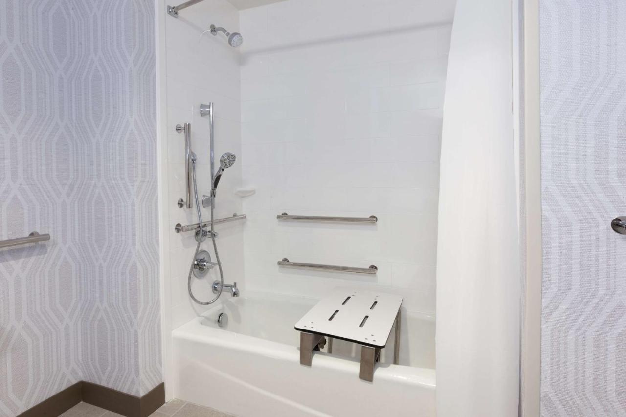 King Room - Hearing Accessible/Non-Smoking at Hampton Inn & Suites Bloomfield Hills Detroit