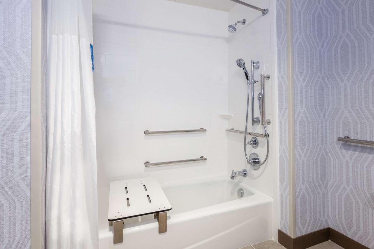 Queen Room with Bath Tub - Mobility Accessible - Non-Smoking at Hampton Inn & Suites Bloomfield Hills Detroit