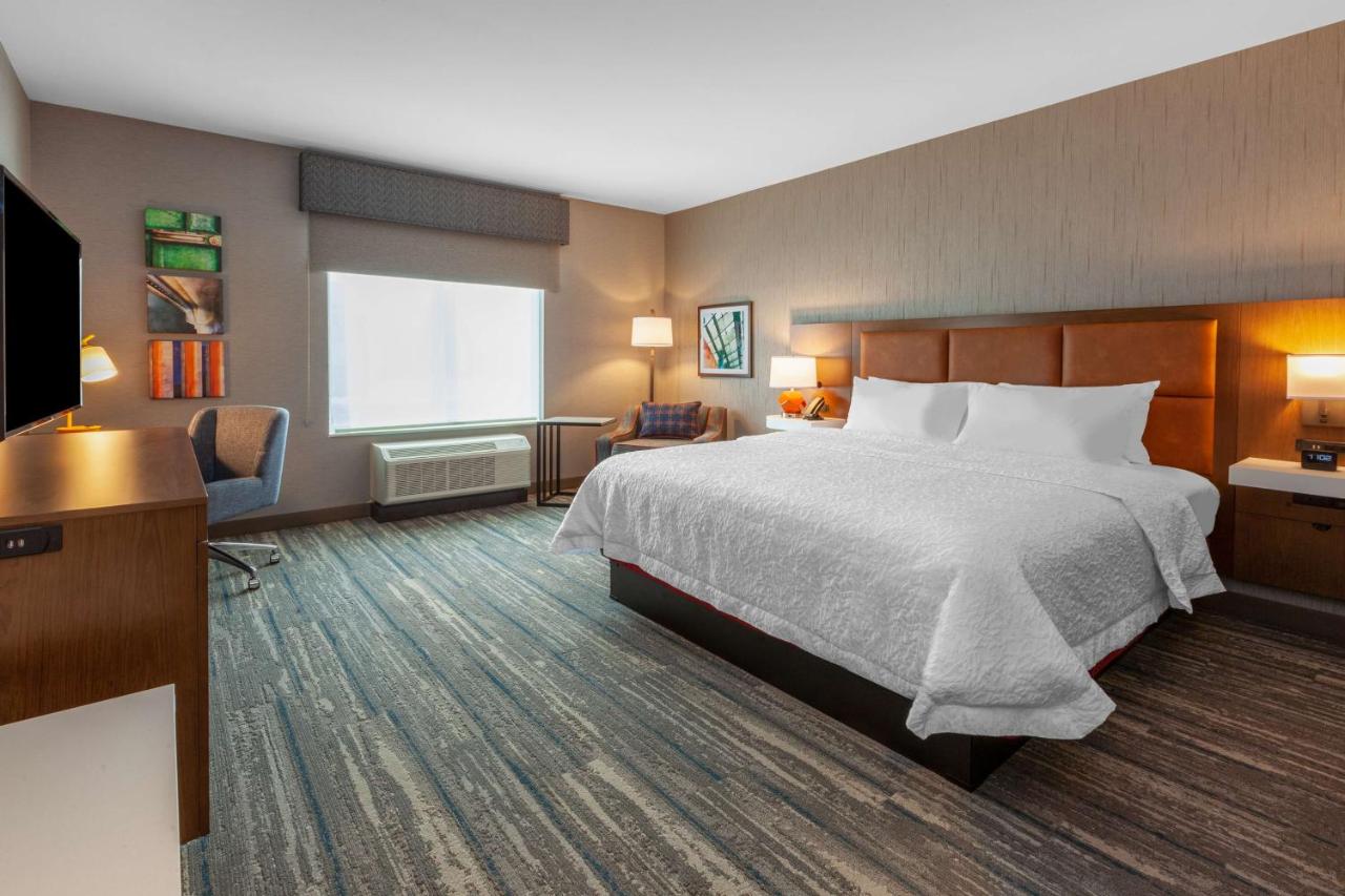 King Room at Hampton Inn & Suites Bloomfield Hills Detroit