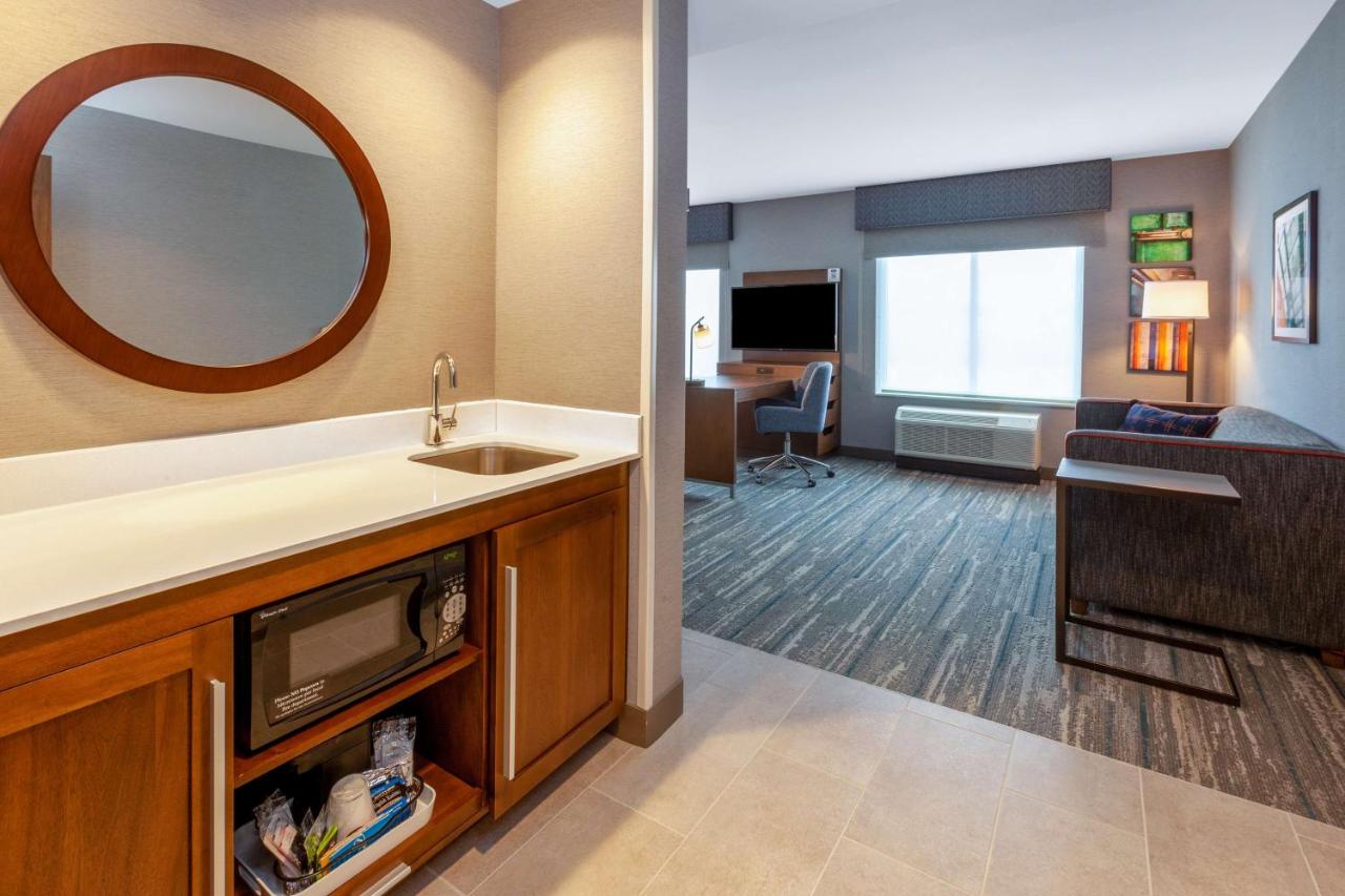 King Suite - Hearing Accessible/Non-Smoking at Hampton Inn & Suites Bloomfield Hills Detroit