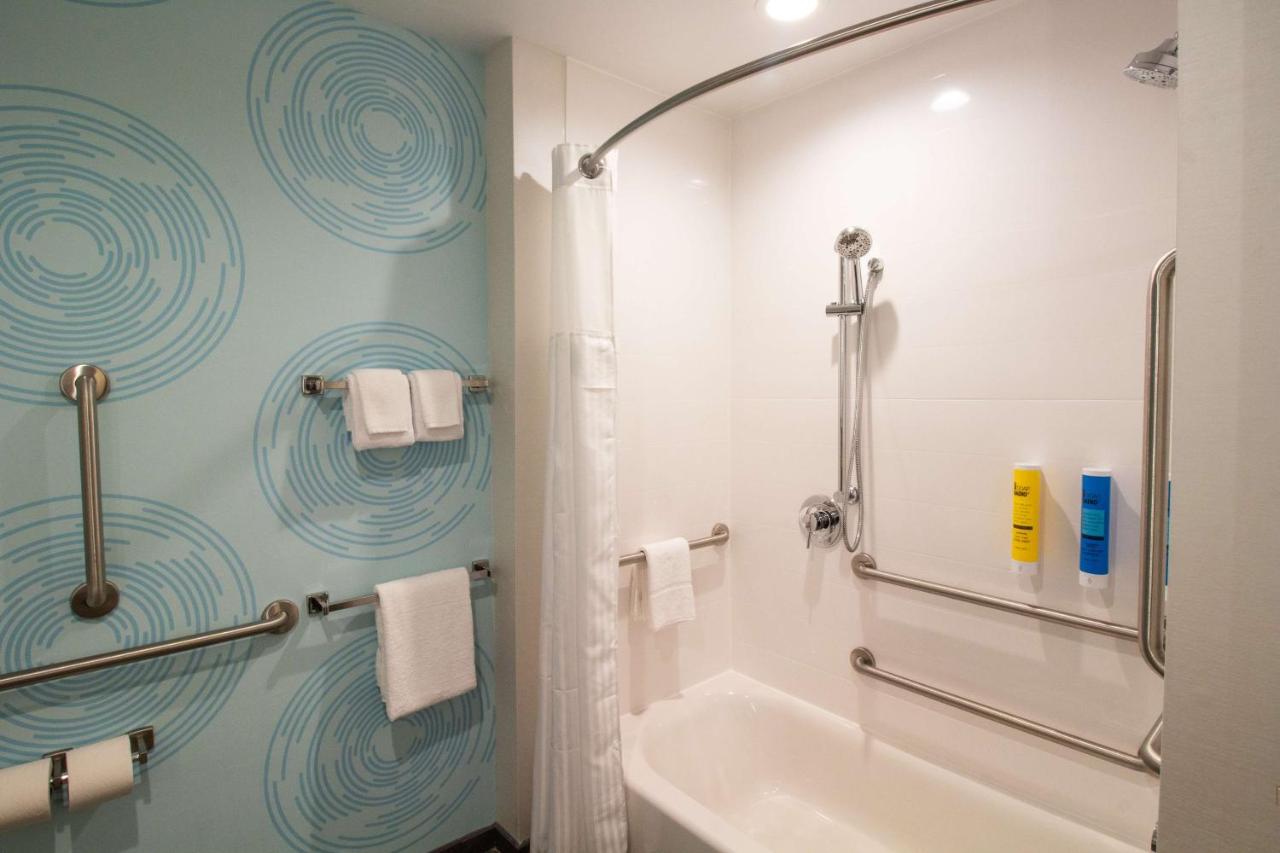 King Room with Bath Tub - Mobility Accessible at Tru By Hilton Niceville, FL