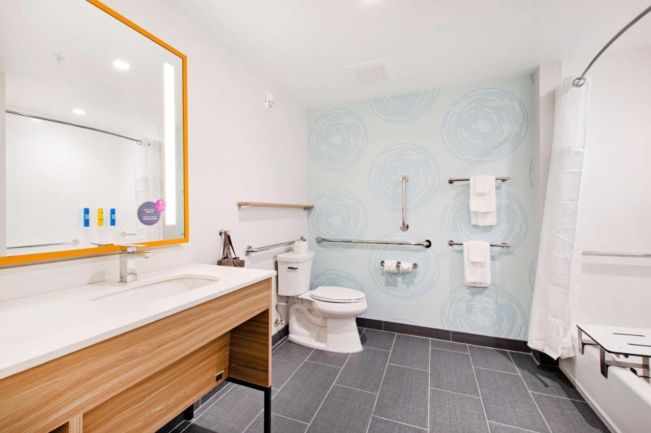 King Room with Bath Tub - Mobility Accessible at Tru by Hilton Chapel Hill
