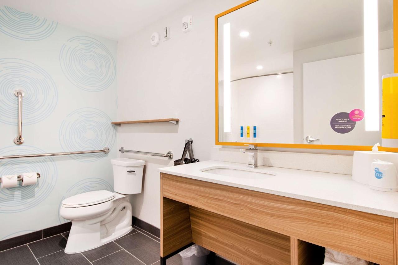 King Room with Bath Tub - Mobility Accessible at Tru by Hilton Chapel Hill