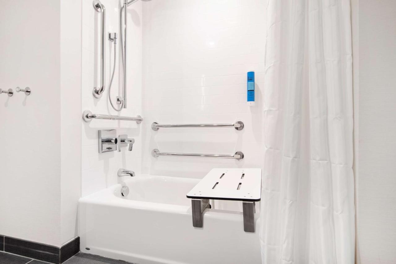 King Room with Bath Tub - Mobility Accessible at Tru by Hilton Chapel Hill