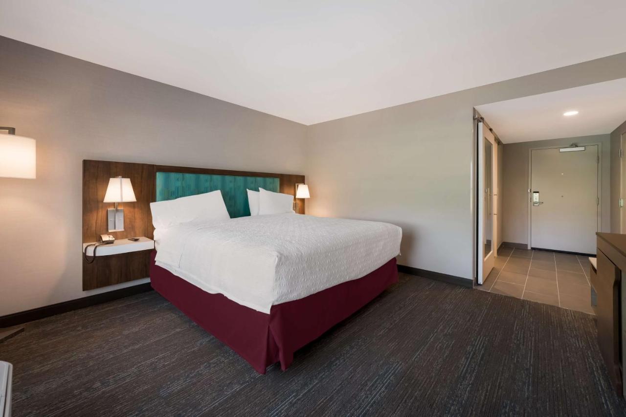 King Room with Tub - Mobility Access at Hampton Inn Detroit Southfield