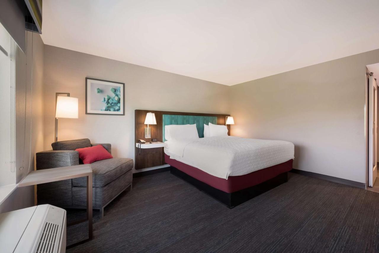 King Room - Hearing Accessible at Hampton Inn Detroit Southfield