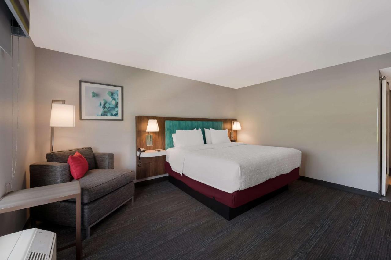 King Room - Non-Smoking at Hampton Inn Detroit Southfield