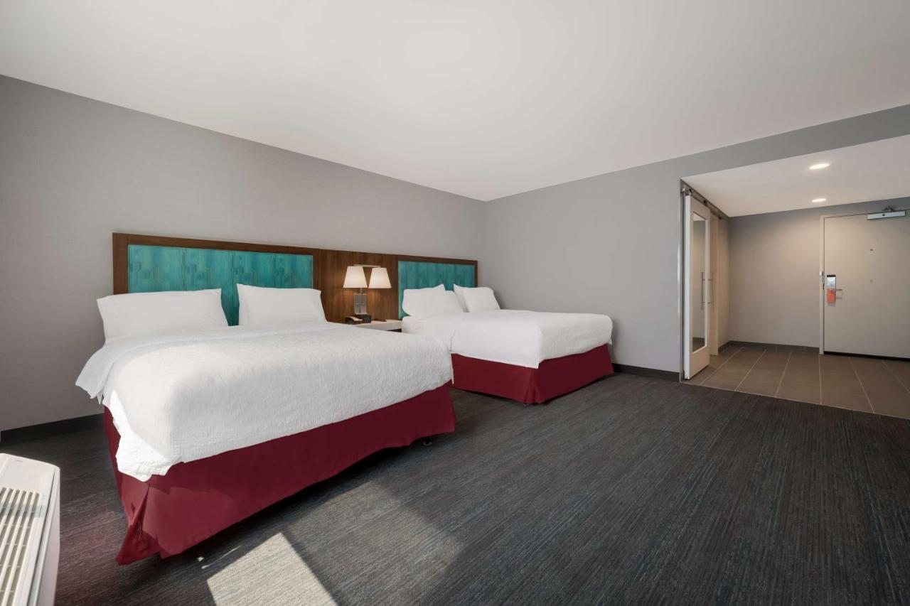 Queen Room with Two Queen Beds and Bath Tub - Mobility Accessible at Hampton Inn Detroit Southfield