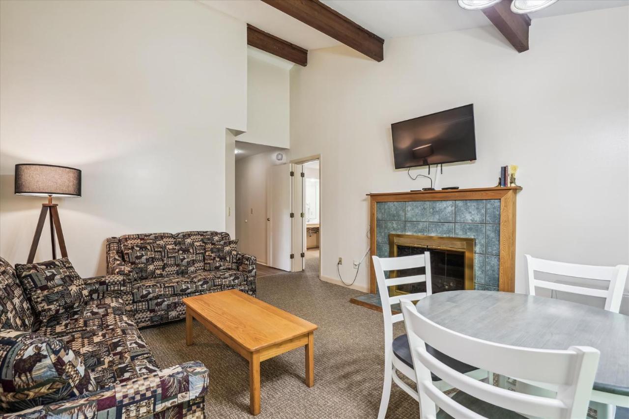 | Deluxe Two Bedroom Suite on the 1st floor with outdoor heated pool 10506