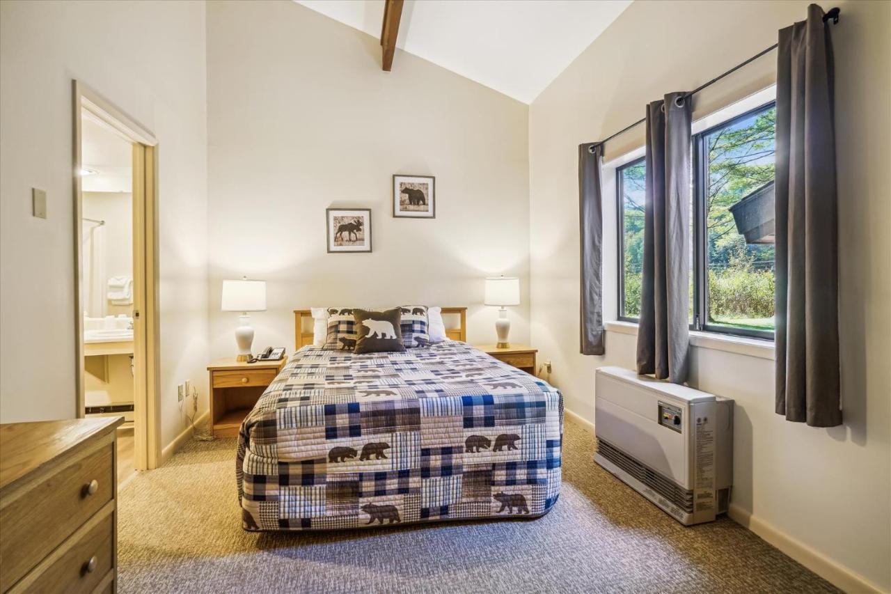 | Deluxe Two Bedroom Suite on the 1st floor with outdoor heated pool 10506