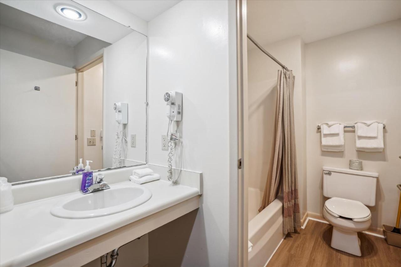 | Deluxe Two Bedroom Suite on the 1st floor with outdoor heated pool 10506