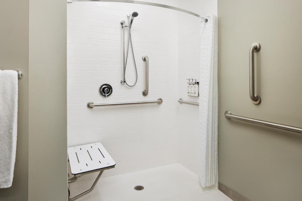 Queen Studio Suite - Mobility Access Roll in Shower/Non-Smoking at Candlewood Suites Lebanon by IHG